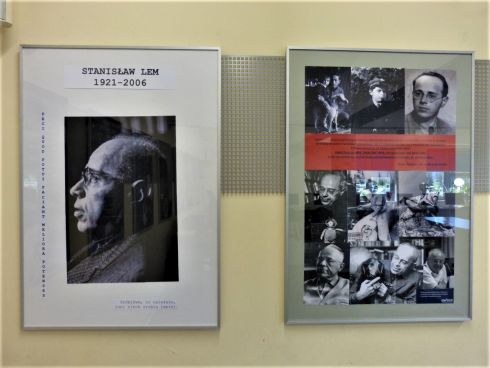 Dwie fotoramy wiszące na ścianie. Po lewej portret Stanisława Lema, po prawej kompozycja fotografii z jego wizerunkiem