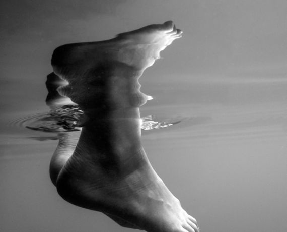 Odbicie stopy w zanurzonej w wodzie