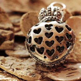 na zdjęciu biżuteria w kształcie serca z koroną