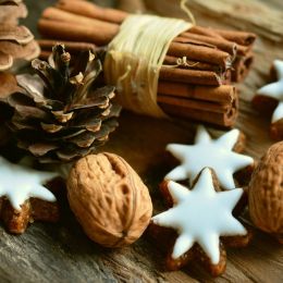 Ozdoby świąteczne: cynamon, orzechy włoskie, pierniki