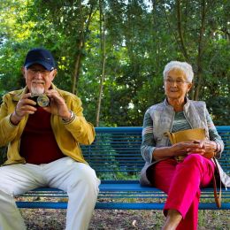 Mężczyzna i kobieta siedzą na ławce w parku