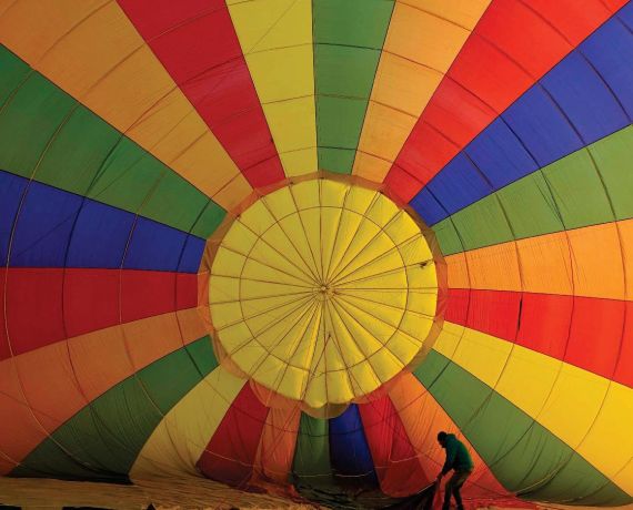 Zdjęcie wnętrza balonu podczas napełniania go ogrzanym powietrzem
