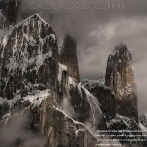 Fotografia z plakatu, a na niej widoczne ośnieżone górskie skały