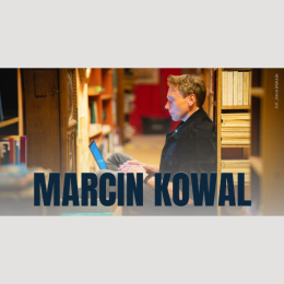 Marcin Kowal siedzi przed laptopem - fragment plakatu