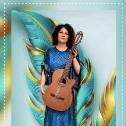 Kobieta z gitarą - Isa Conar