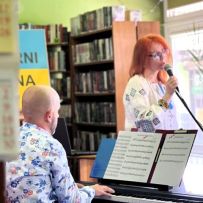Natalia Makei przy mikrofonie podczas jednego z bibliotecznych koncertów