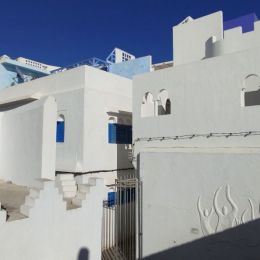 Kadr z Maroka przedstawiający typową lokalną zabudowę - zdjęcie z wystawy Aleksandry Bednarek