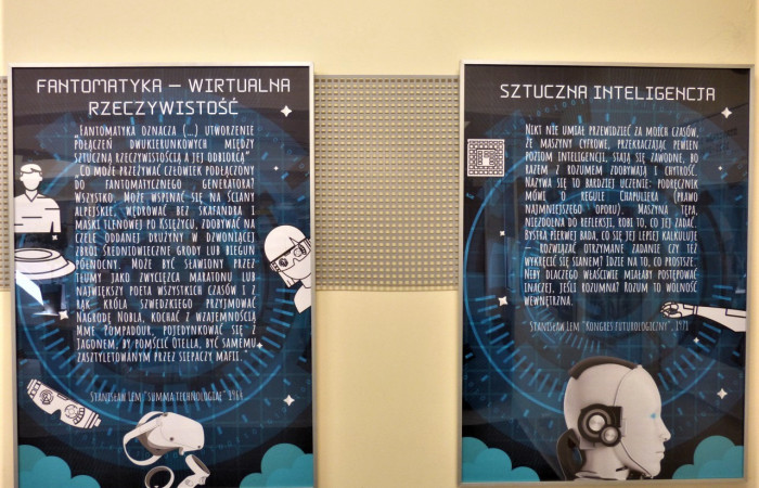 Dwie fotoramy wiszące na ścianie. Po lewej na granatowym tle tekst zatytułowany 