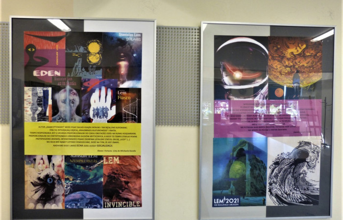 Dwie fotoramy wiszące na ścianie. Po lewej kolrowe okładki książek i tekst na żółtym tle. Po prawej kolorowe fotografie i tekst na fioletowym tle.